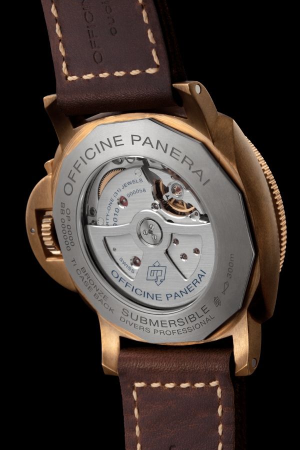 The bidirectional rotor is visible on the caseback