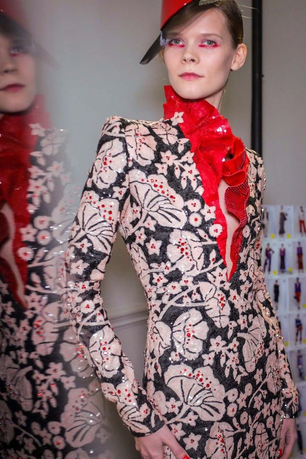 A wavy collar sets a cool tone for this floral suit (Photo credit: Giorgio Armani)