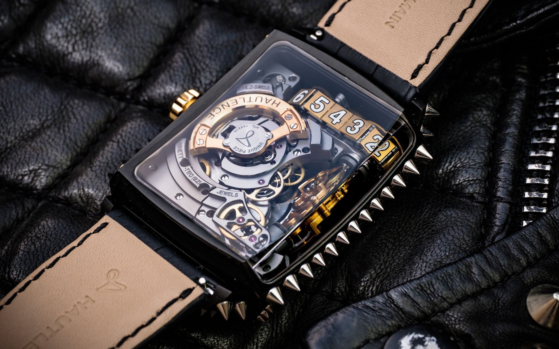 Maximum transparency to better appreciate details of the movement