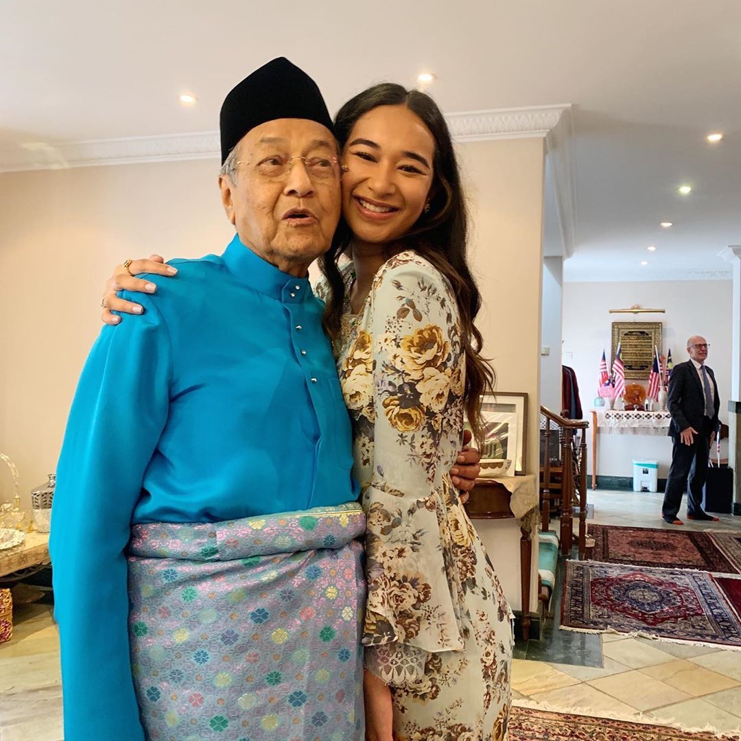 Though Tun Dr Mahathir Mohamad and clan are no strangers to the cameras, Ally Mukhriz reveals a series of candids that go into 1 decent photo. (Photo credit: @ally.mukhriz / Instagram)