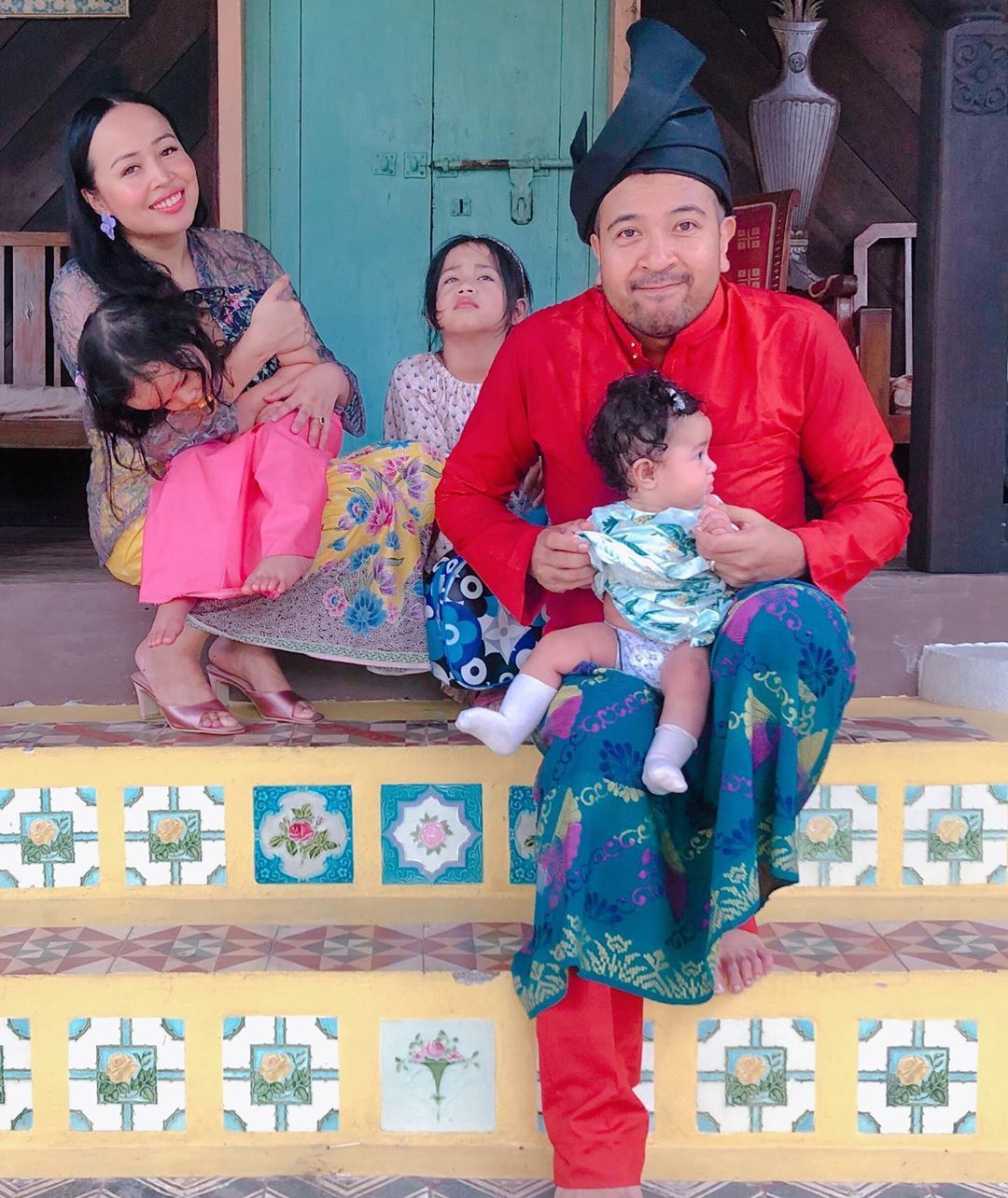 The kids may be throwing respective tantrums but the show must go on, and with a smile -- Dahlia Nadirah and her husband deserve a pat on their backs. (Photo credit: @dahlianadirah / Instagram)