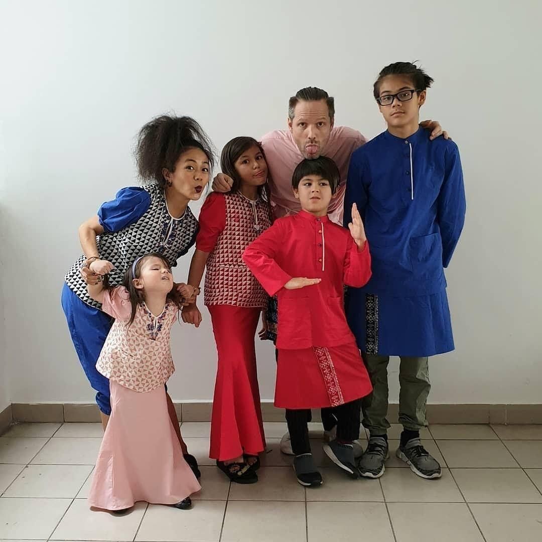 What does a fashion designer’s own outfit look like, seasons of Raya collections later? Melinda Looi and family go freestyle in their colours of choice but sharing a distinct geometric print. (Photo credit: @melindalooi / Instagram)