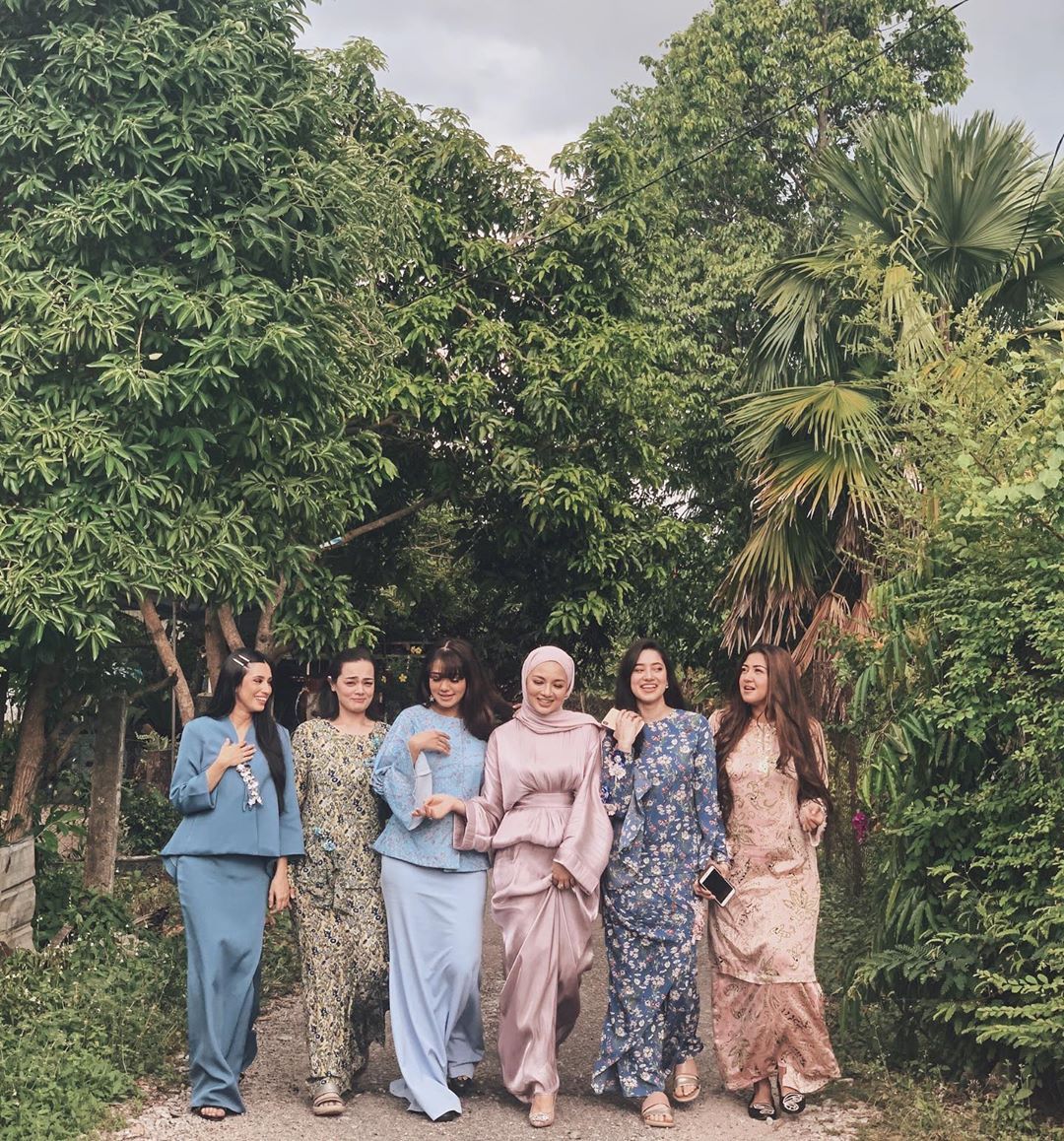 Getting every family member together is an occasion hard to come by, this day and age. When that opportunity arises, do as Noor Neelofa does with her sisters, by marking it with a photo of the gang. (Photo credit: @neelofa / Instagram)