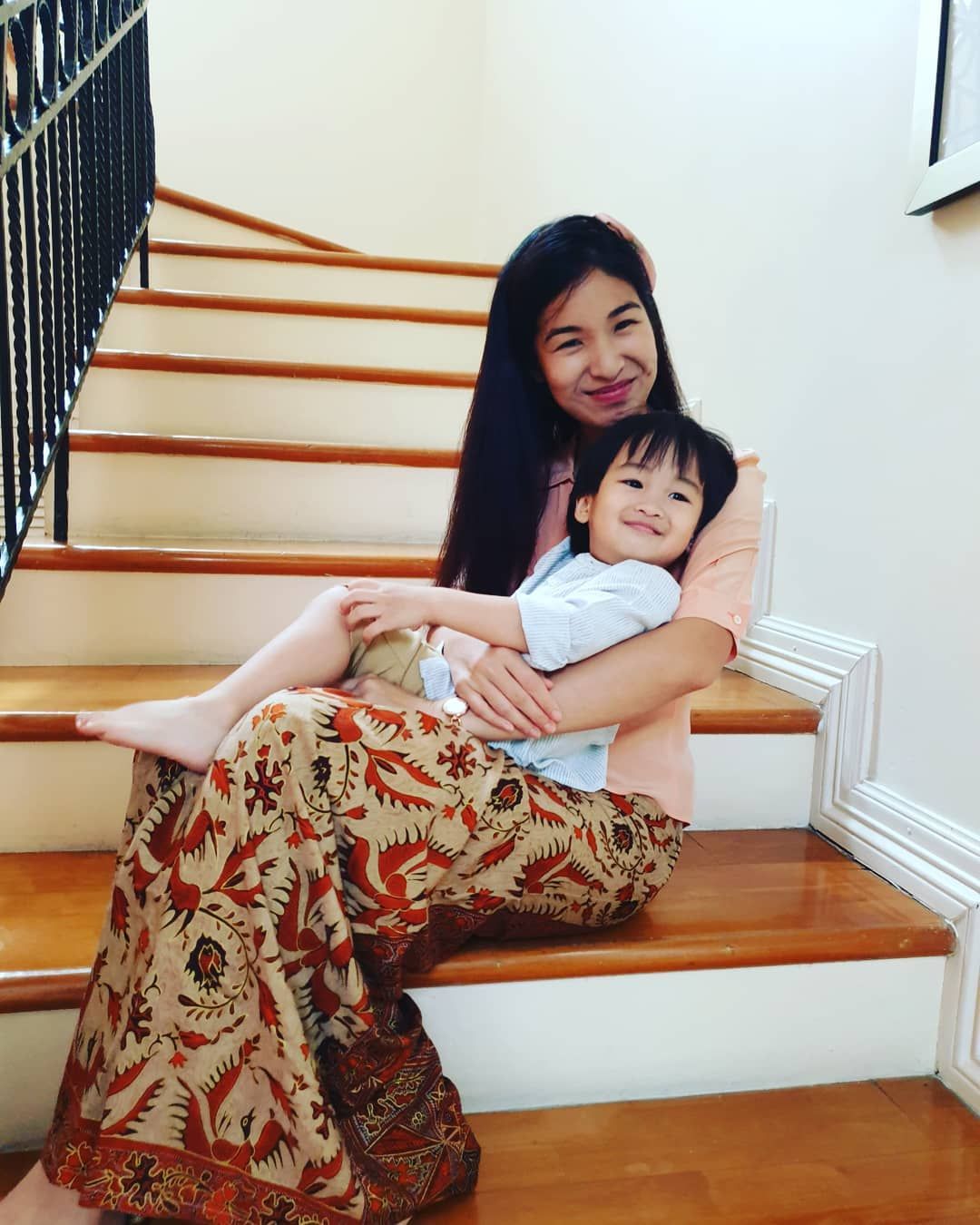 This may be a simple photo posted by Melissa Lam cradling her firstborn, but there’s actually 3 generations captured in 1 photo: she’s wearing a pre-loved kabaya owned by her mother-in-law Datin Mina Cheah-Foong. (Photo credit: @rainbowliss / Instagram)