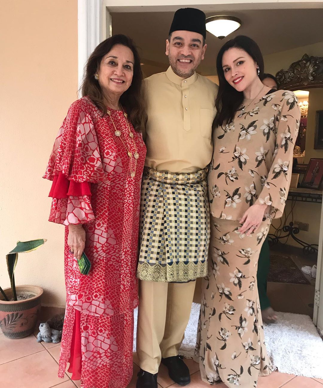 This Raya is an extra special 1 for Che Puan Sarimah Ibrahim and Tunku Jamie Nadzimuddin, who are 8-months pregnant with their firstborn, and Tunku Dara Naquiah’s 6th grandchild. (Photo credit: @sarimahibrahim / Instagram)