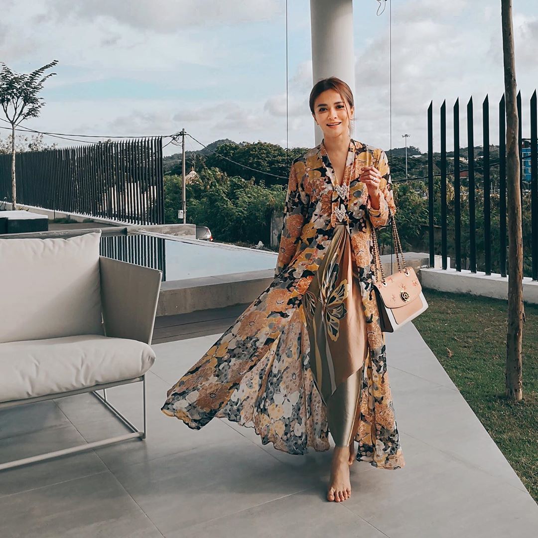 Bring it on, day 2: Do as Sazzy Falak did, by strolling into another round of festive open houses, dressed in a billowing floral silk long kebaya. (Photo credit: @sazzyfalak / Instagram)