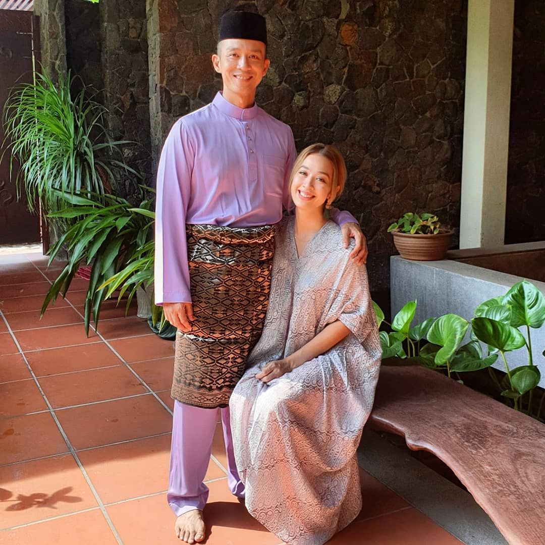 You can barely recognise the fitness couple in their formal traditional Malay attire, ready for the festivities. (Photo credit: @suedanza / Instagram)