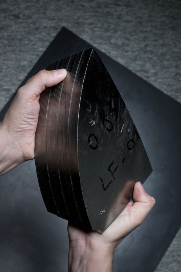 A cutoff of titanium grade 5