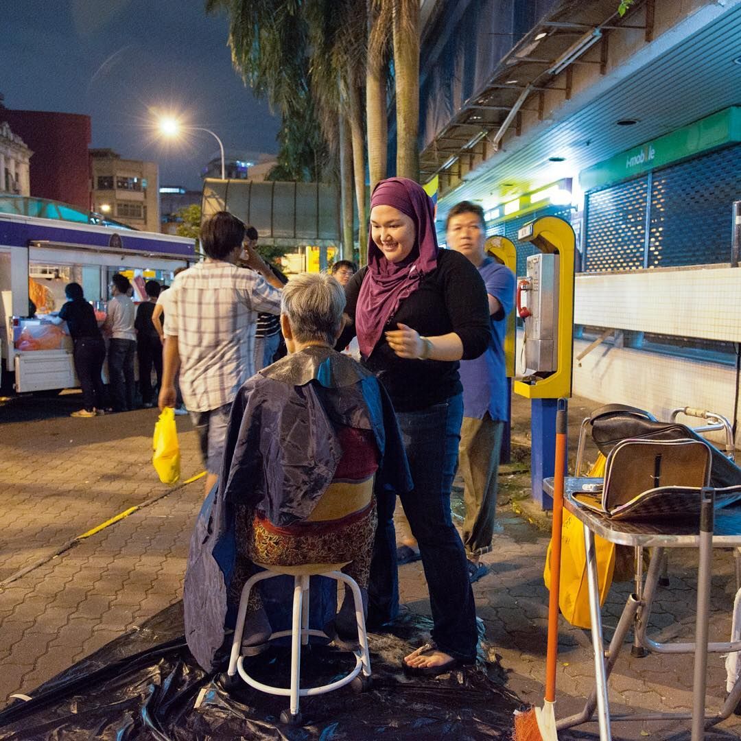 Nur Azmina, the hairdresser who provides free haircutting service to the needy (Photo credit: @borninmalaysia / Instagram)
