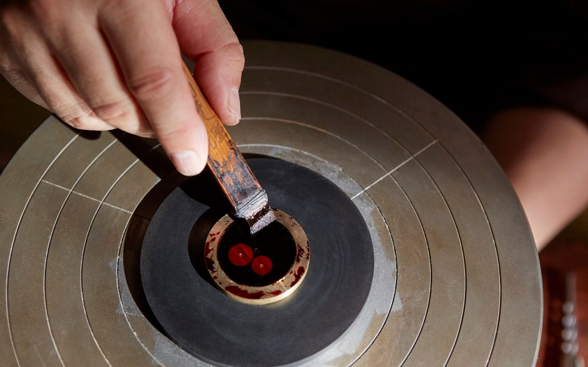 Applying Urushi lacquer