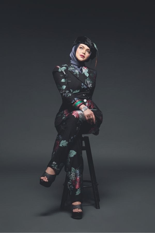 A floral suit, a feathered beret by Giorgio Armani and a Royal Oak Frosted Gold Quartz watch by Audemars Piguet