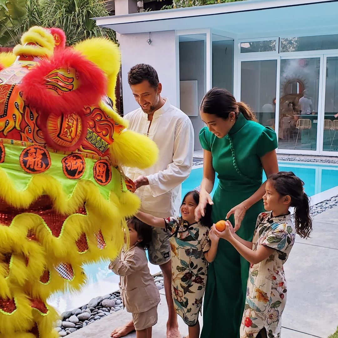 Ung Yiu Lin and Azlan Iskandar's kids are still reeling with delight at the surprise appearance of lion dancers for the festivities. (Photo: @yiulin/Instagram