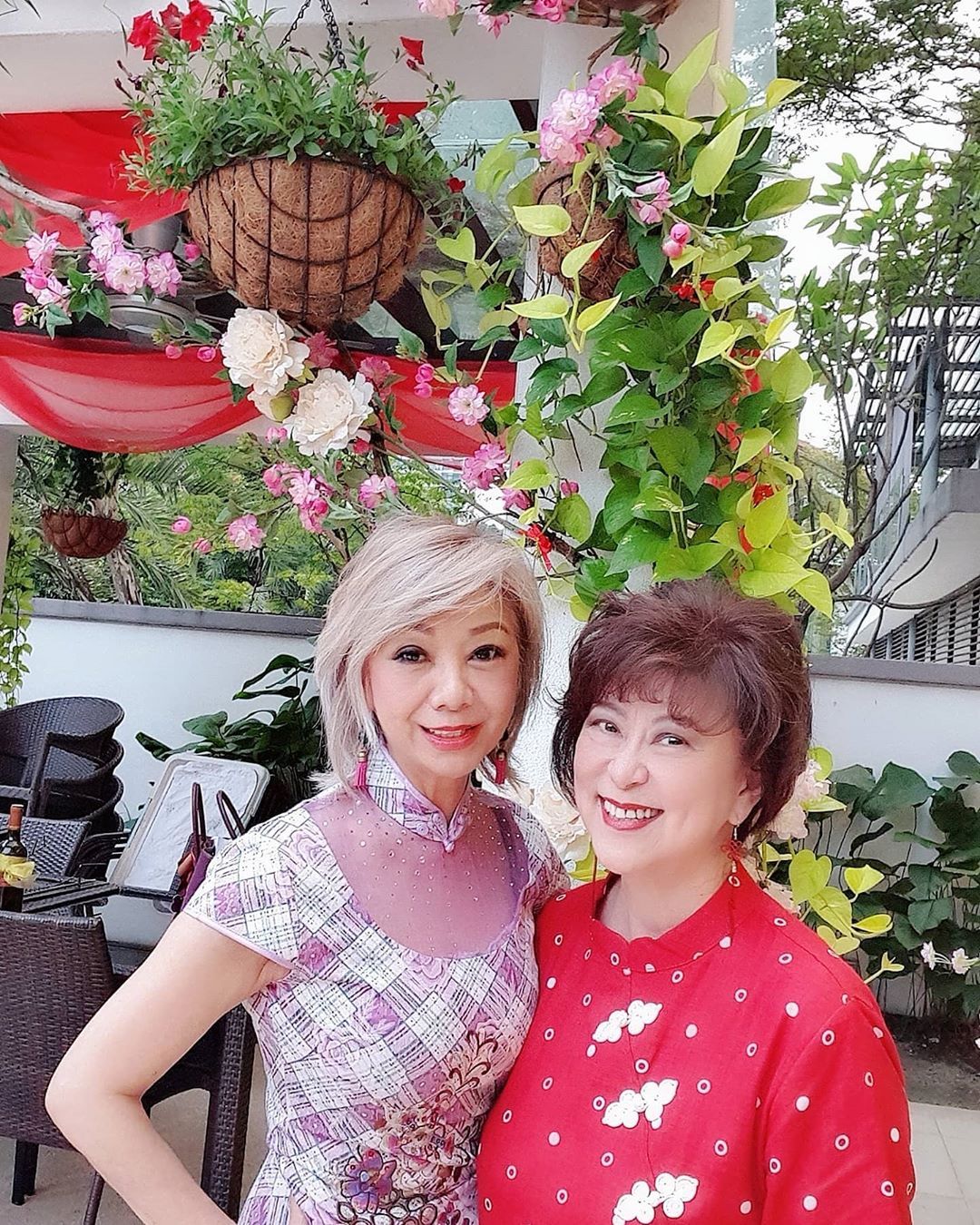 Longtime friends Datin Winnie Loo and Dr Elizabeth Lee didn't miss their chance to snap a we-fie in their pretty floral surroundings. (Photo: @winnieloo/Instagram)