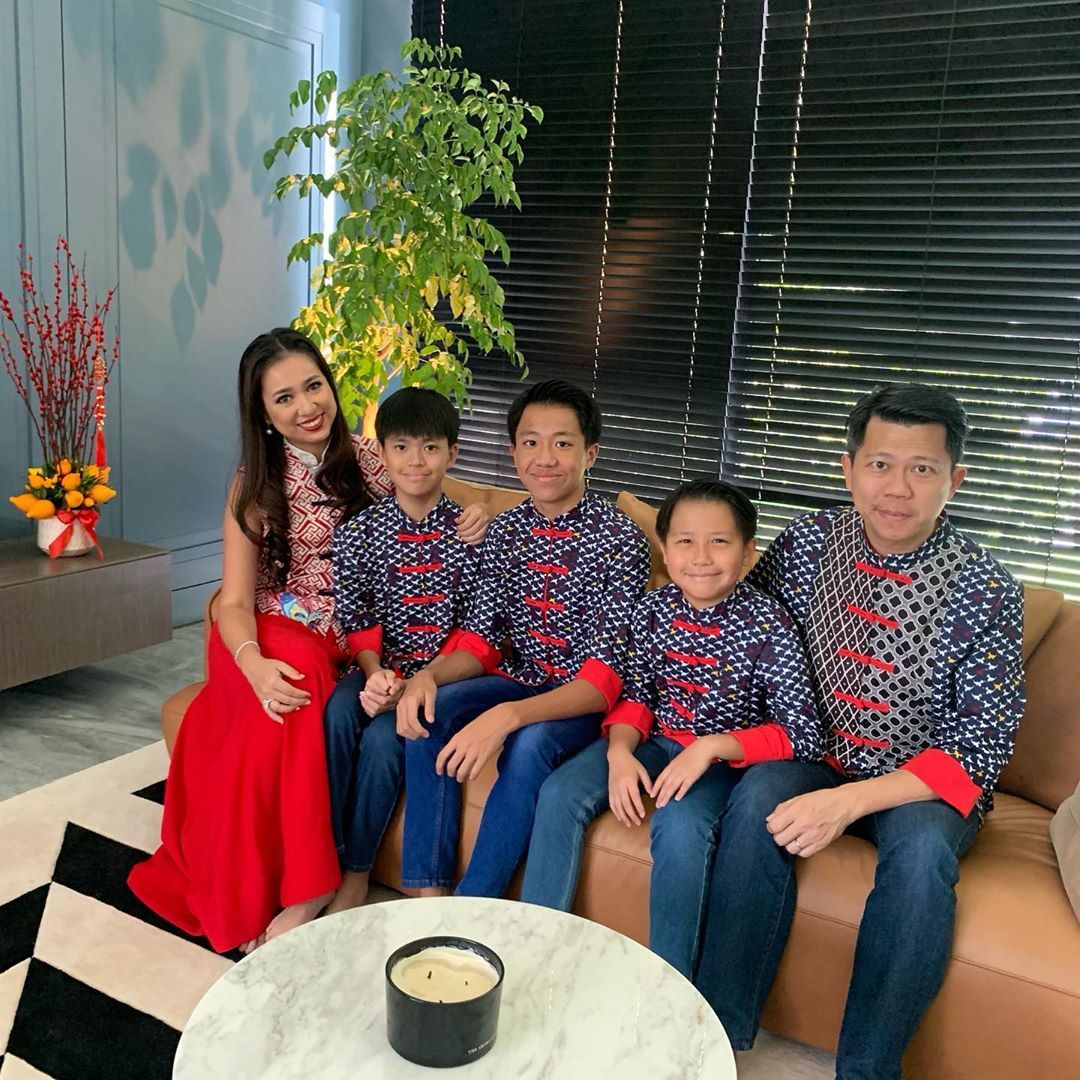 Dressed in striking red and blue patterns, Datin Yvette Kang, Datuk Michael Tang & family strike up a pose in the living room of their gorgeous home. (Photo: @yvetteyvents/Instagram)