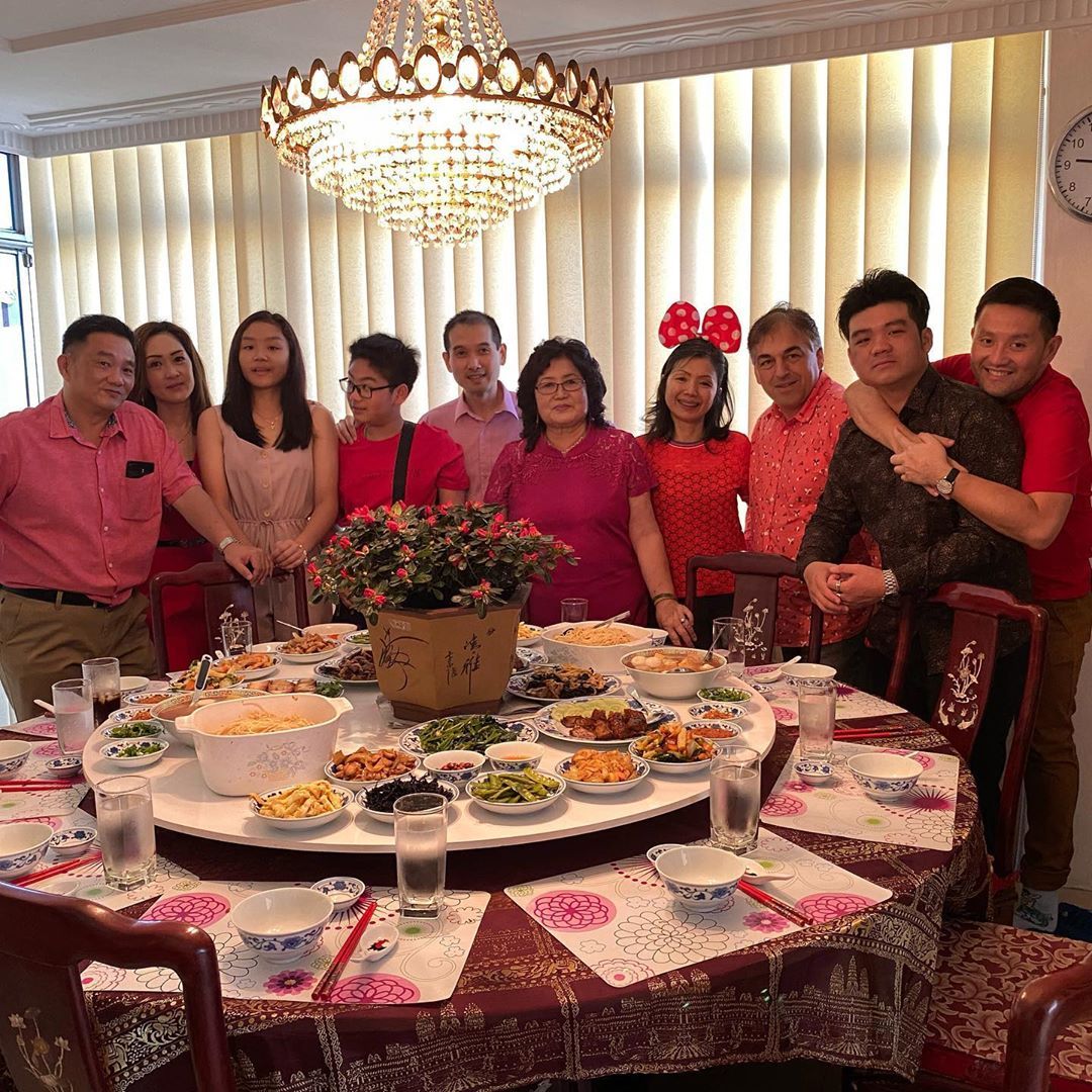 There's no place like home, Dr. George Lee's face seems to say in this warm-hearted reunion dinner shot. (Photo: @drgeorgelee/Instagram)