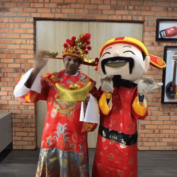 Another amiable gent getting in touch with his inner child: Tan Sri Tony Fernandes officially wishes everyone a prosperous and laughter-filled Chinese New Year. (Video: @tonyfernandes/Instagram)