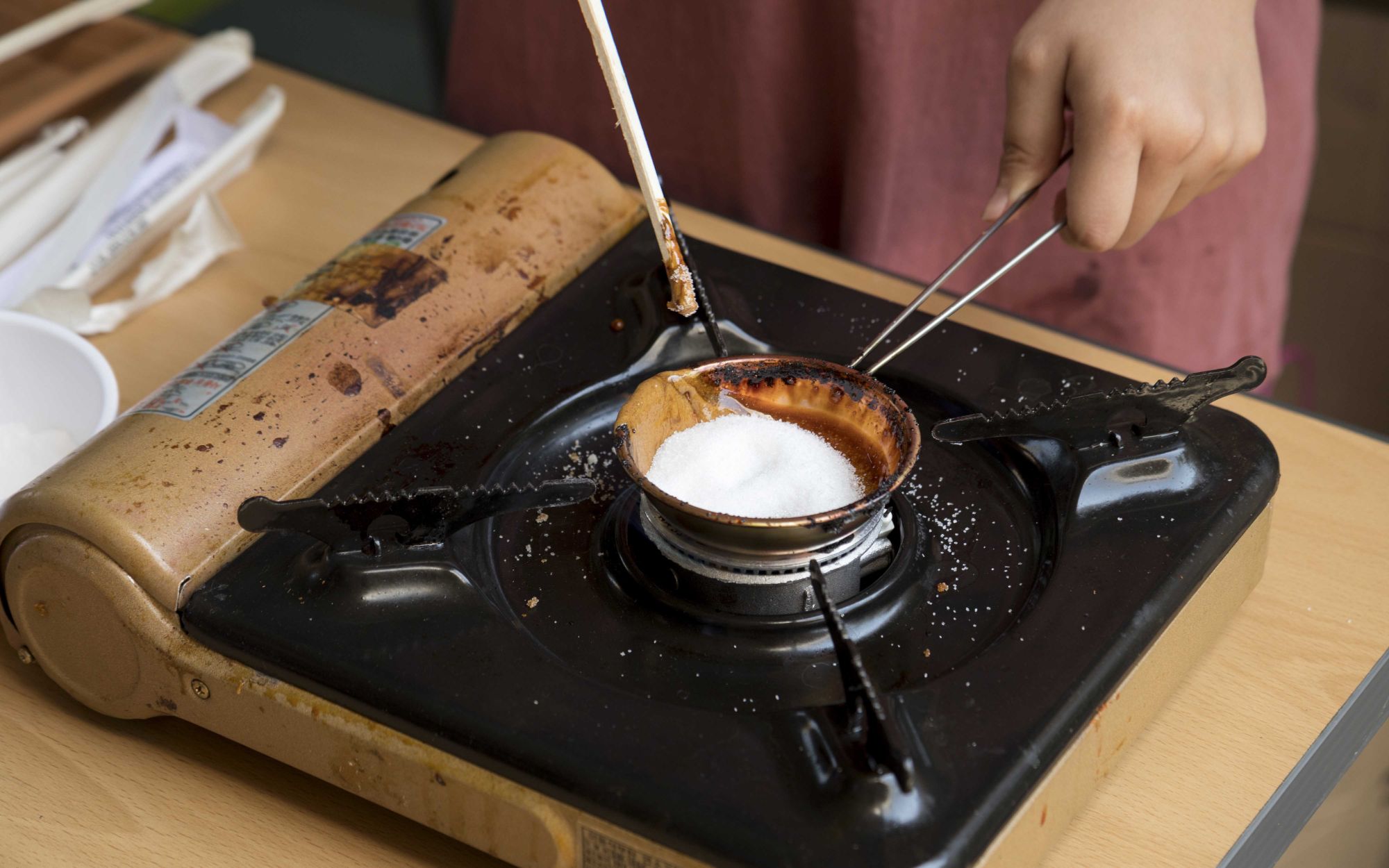 making a "dalgona" : korean traditional instant sugar candy