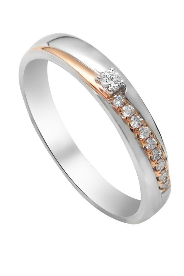 An engagement ring with the perfect 8 hearts & arrows diamonds is a memorable gift for the future bride. (Photo: Le Lumiere)