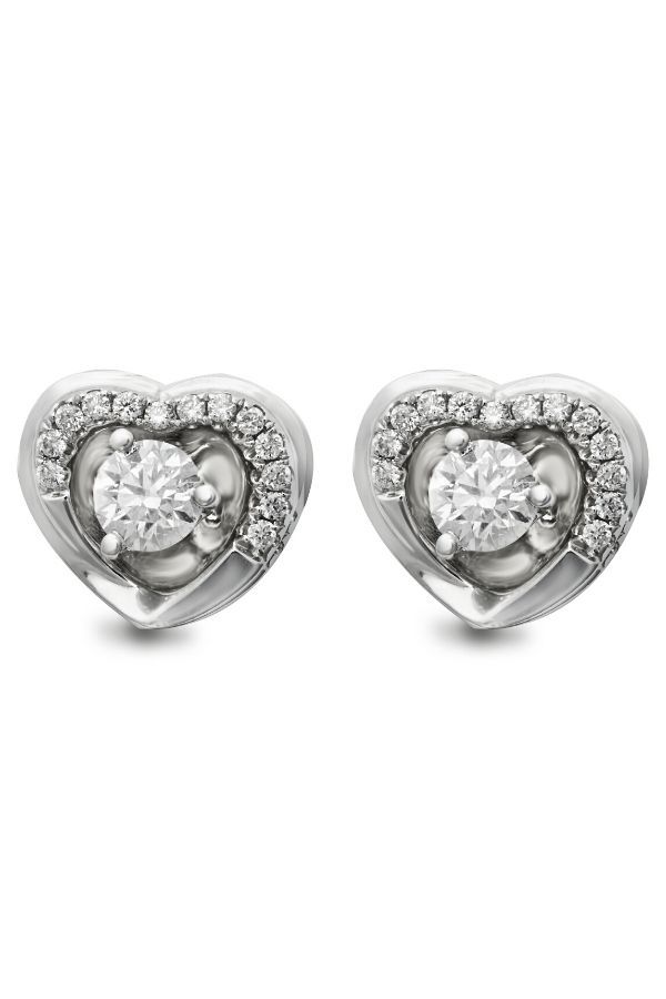 Heart-shaped earrings. (Photo: Le Lumiere)