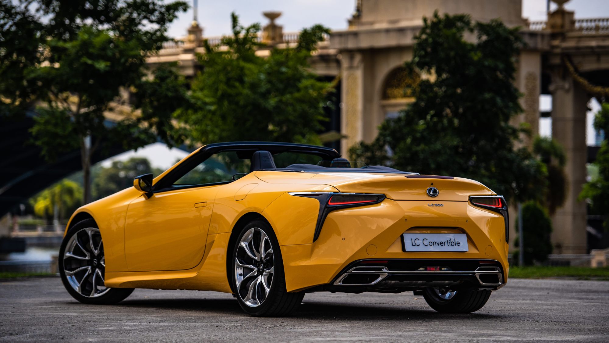 The third brake light integrated into the edge of the trunk lid further streamlines the profile of the LC 500 Convertible