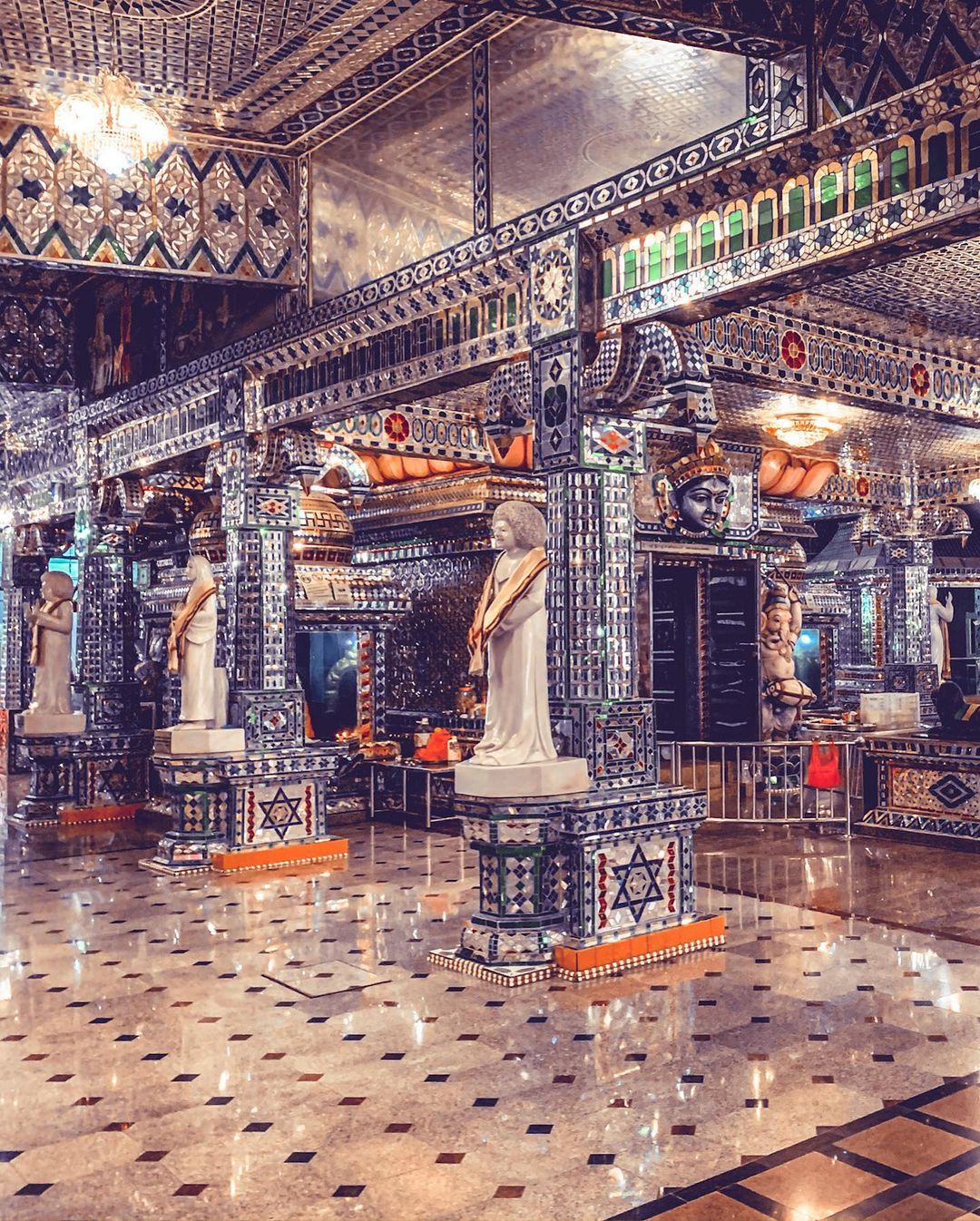 One of the oldest temples in the country, the Tebrau Glass Temple is adorned with a beautifully complex mosaic of over 300,000 colourful glass pieces and beads. (Photo: @malaysiatopfive/Instagram)