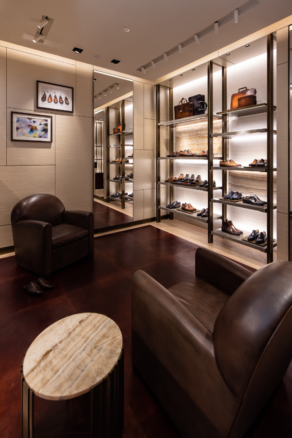The 'full grain' club ambience flawlessly complements the speakeasy reference of the Patina Wall, a genuine ode to Berluti’s savoir-faire.