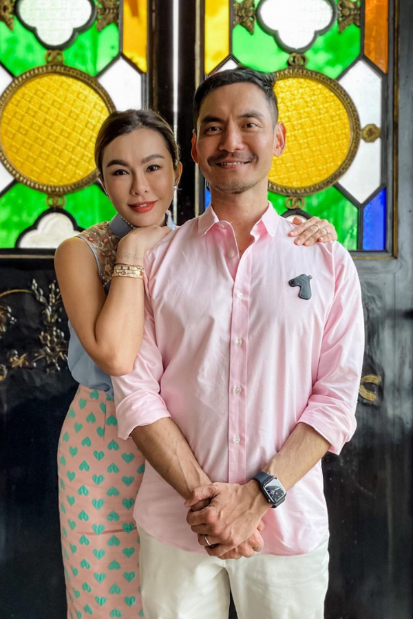 Datin Dian Lee and husband, Datuk Jared Lim in pastel pink are the picture of domestic bliss (Photo: Instagram/@dianwithlove)