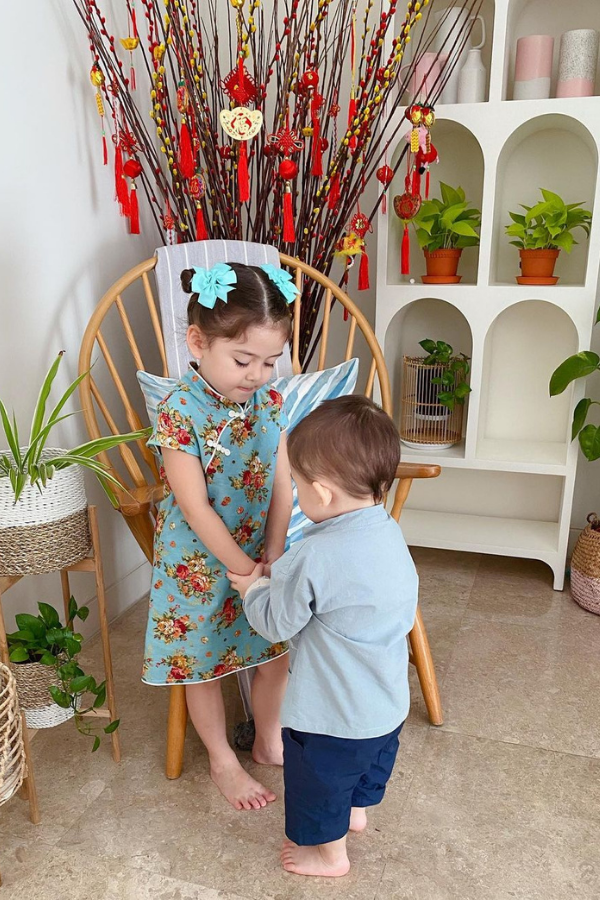 Coordinated shades of blue? Matching hair ribbons? Jenn Low's adorably stylish tots are outshining the adults. (Photo: Instagram/@jennlow.wco)