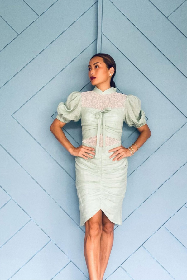 Ung Yiu Lin works her angles in this gorgeous linen cheongsam by Afiq M (Photo: Instagram/@yiulin)