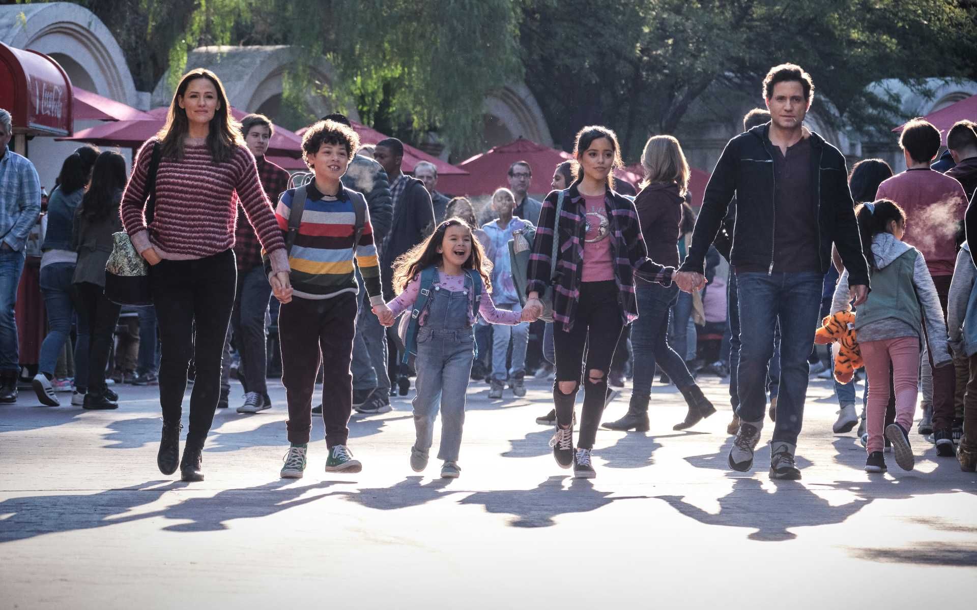 YES DAY. (L-R): JENNIFER GARNER as ALLISON TORRES, JULIAN LERNER as NANDO TORRES, EVERLY CARGANILLA as ELLIE TORRES, JENNA ORTEGA as KATIE TORRES, EDGAR RAMIREZ as CARLOS TORRES. JOHN P. JOHNSON/NETFLIX © 2021