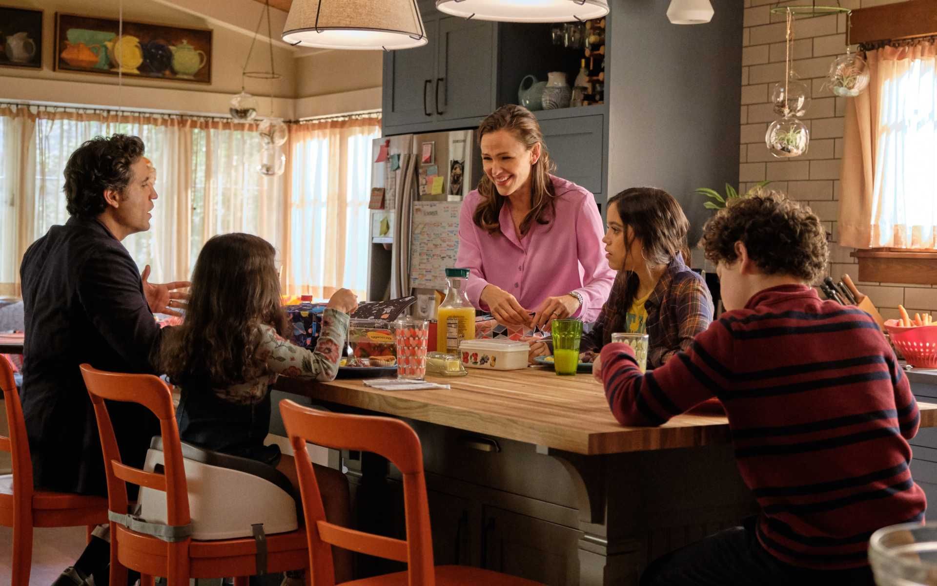 YES DAY (L-R): EDGAR RAMIREZ as CARLOS TORRES, EVERLY CARGANILLA as ELLIE TORRES, JENNIFER GARNER as ALLISON TORRES, JENNA ORTEGA as KATIE TORRES, JULIAN LERNER as NANDO TORRES. Cr: MATT KENNEDY/NETFLIX © 2021