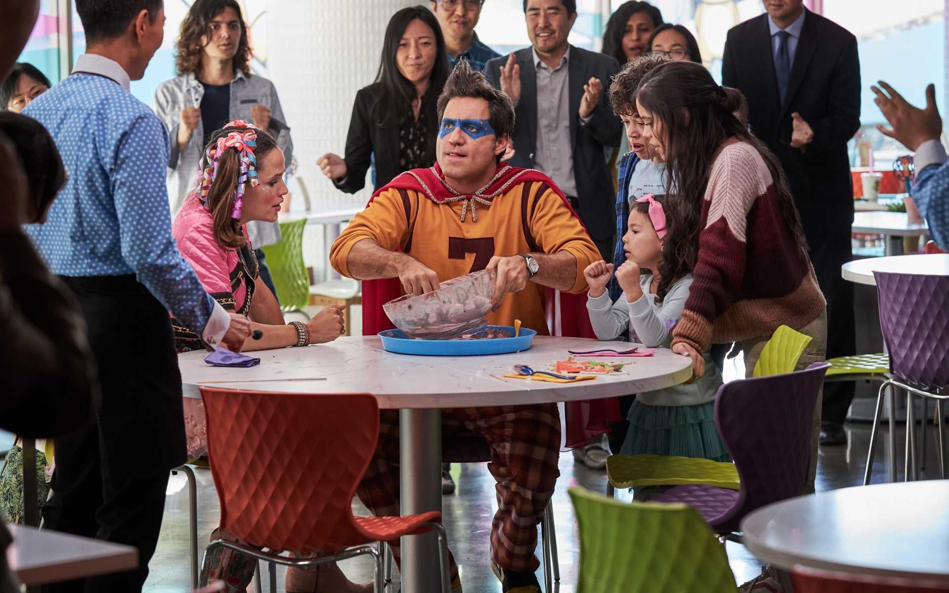 YES DAY. (CLOCKWISE FROM LEFT): JENNIFER GARNER as ALLISON TORRES, EDGAR RAMIREZ as CARLOS TORRES, JULIAN LERNER as NANDO TORRES, JENNA ORTEGA as KATIE TORRES, EVERLY CARGANILLA as ELLIE TORRES. MATT KENNEDY/NETFLIX © 2021