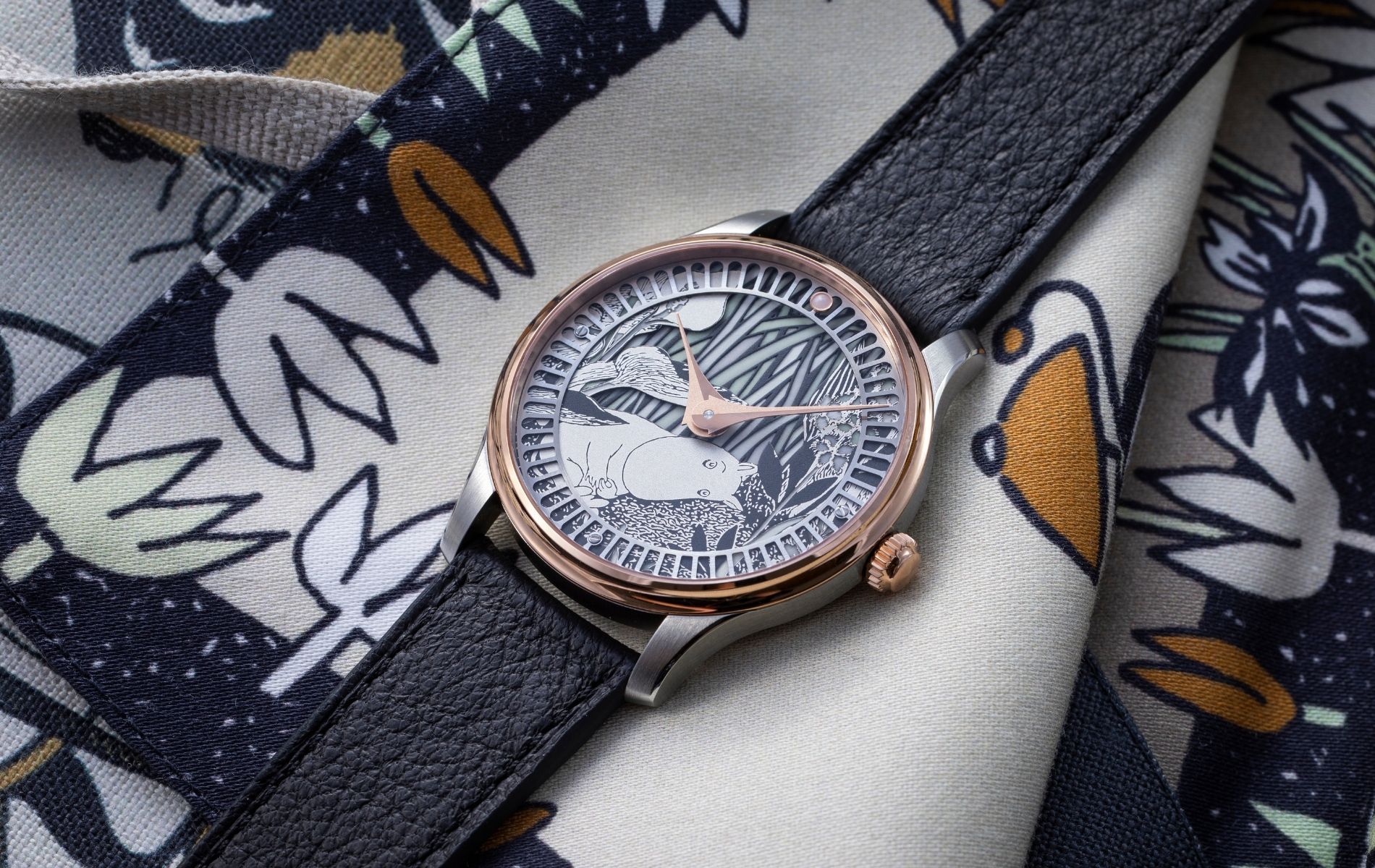 Sarpaneva x Moomin x The Hour Glass in 39mm stainless steel case with pink gold bezel and crown