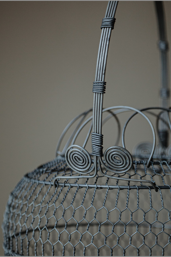 A beautiful detail of the wire basket