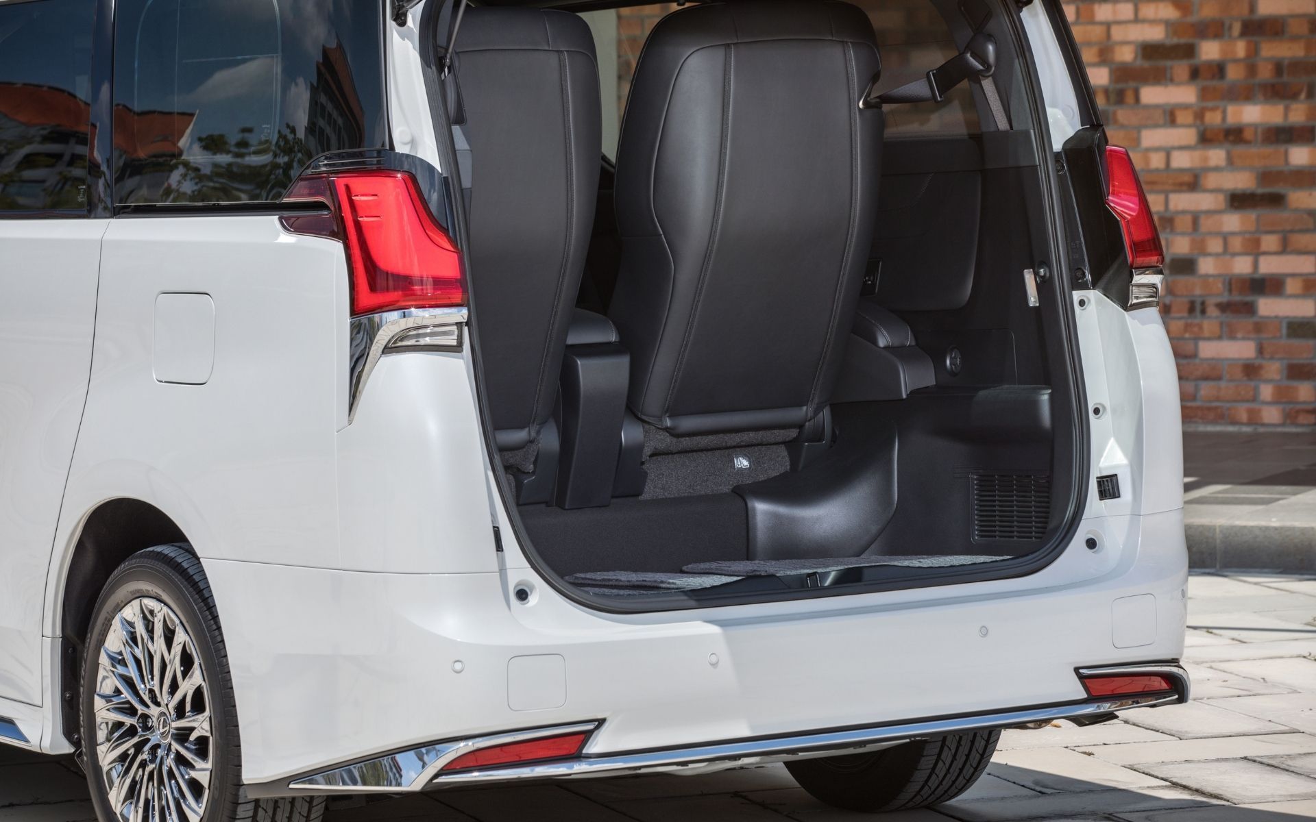 The rear boot space can accommodate a range of luggage including golf bags and suitcases.