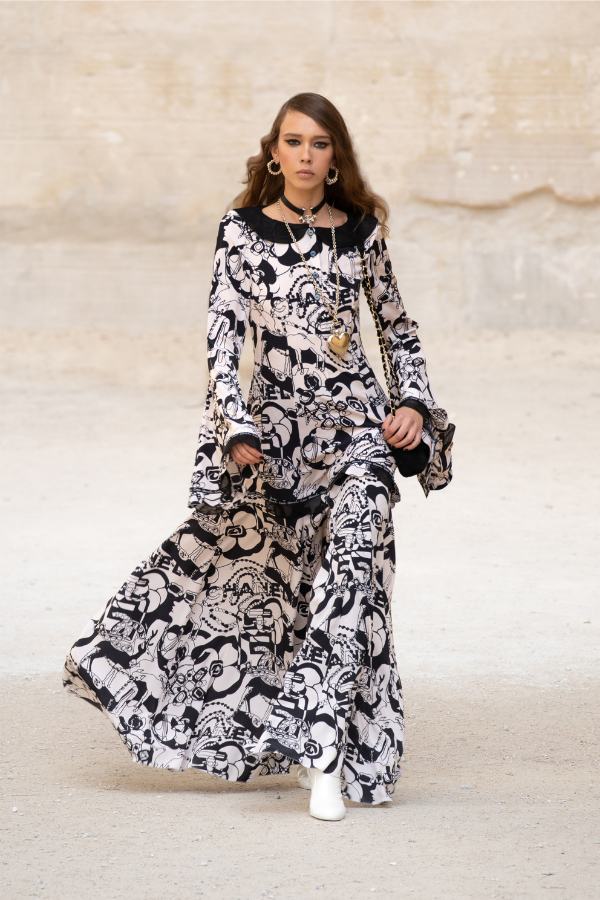 This monochromatic pattern lends energy to this flowing silhouette