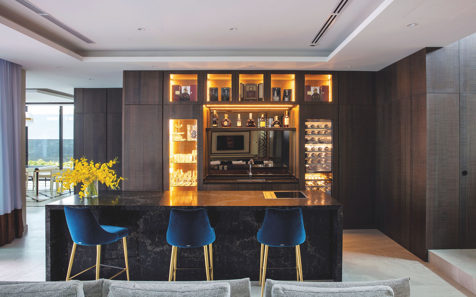 The bar conceals a cooktop and state of the art extraction fan to remove cooking smells