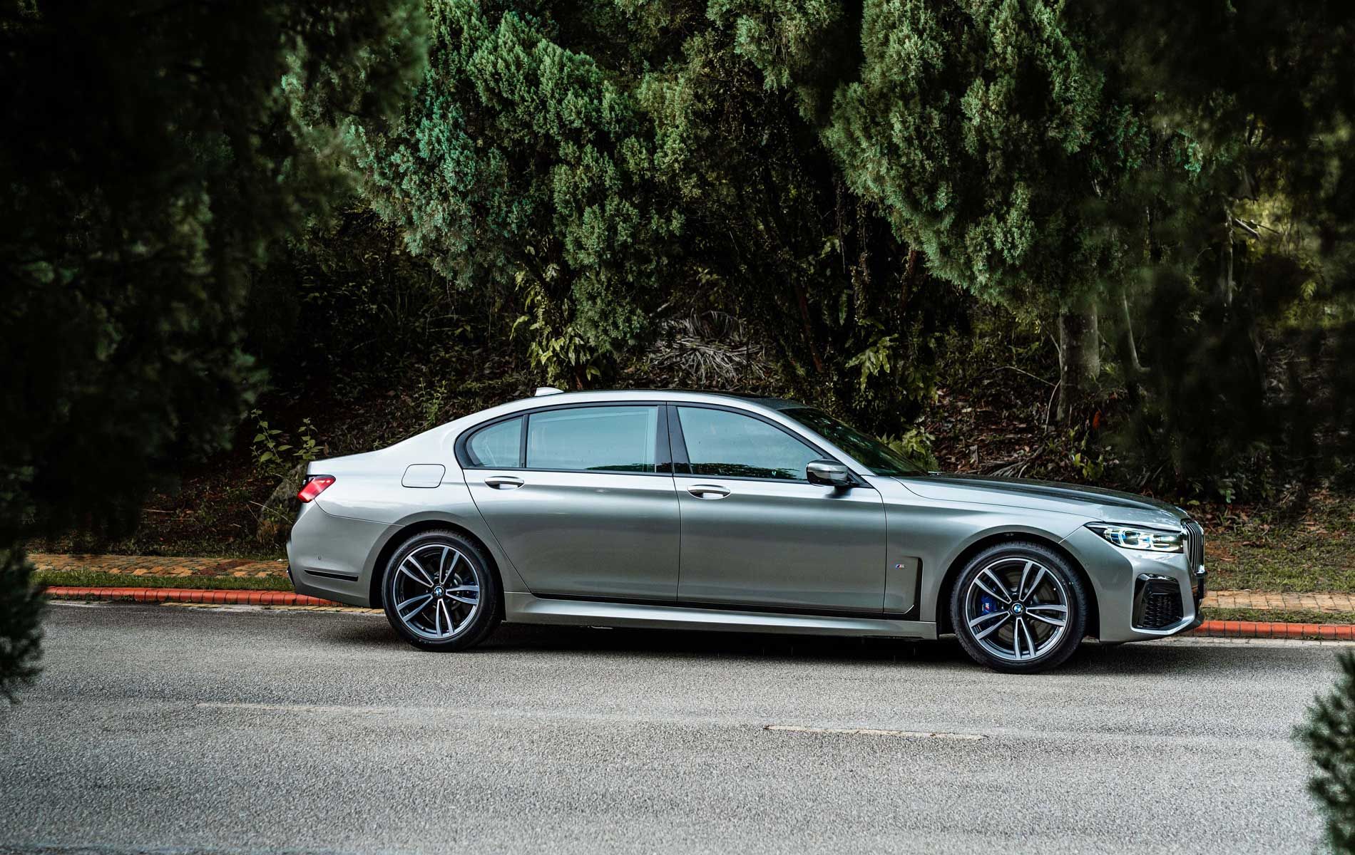 The new BMW 7 Series rides on a set of 19-inch M light alloy wheels in double spoke style and run-flat tyres.