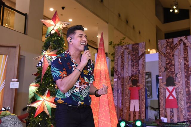 Gary Valenciano serenaded the crowd with Bawat Isa sa Atin, an original from the Awit at Laro Album, Himig ng Pasko, a Christmas classic and Di Bale Na Lang, one of his most loved hits