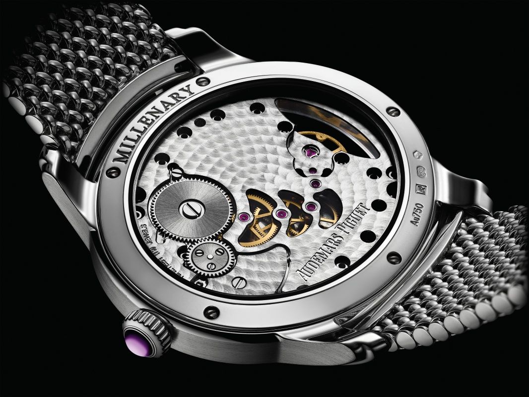 Luxurious nish: the Polish bracelet has a more complex weave than the classic Milanese style, giving more weight and finesse.