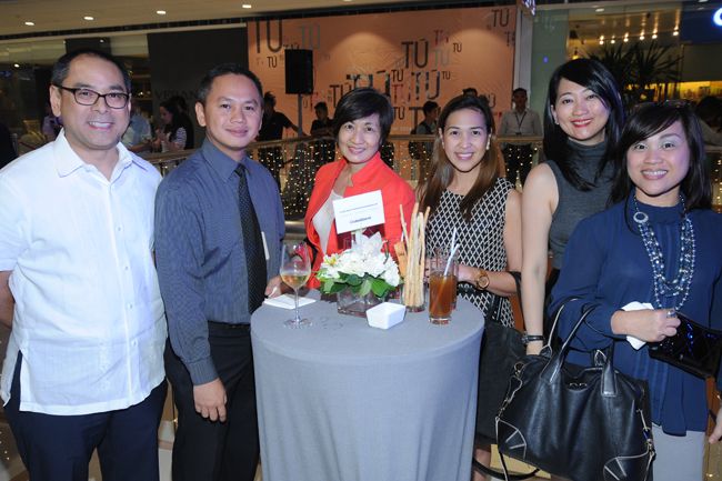 Chris Paraiso, George Gatan, Myrna Tee, Tintin Cordero, Jeri Sia, Gay Martinez