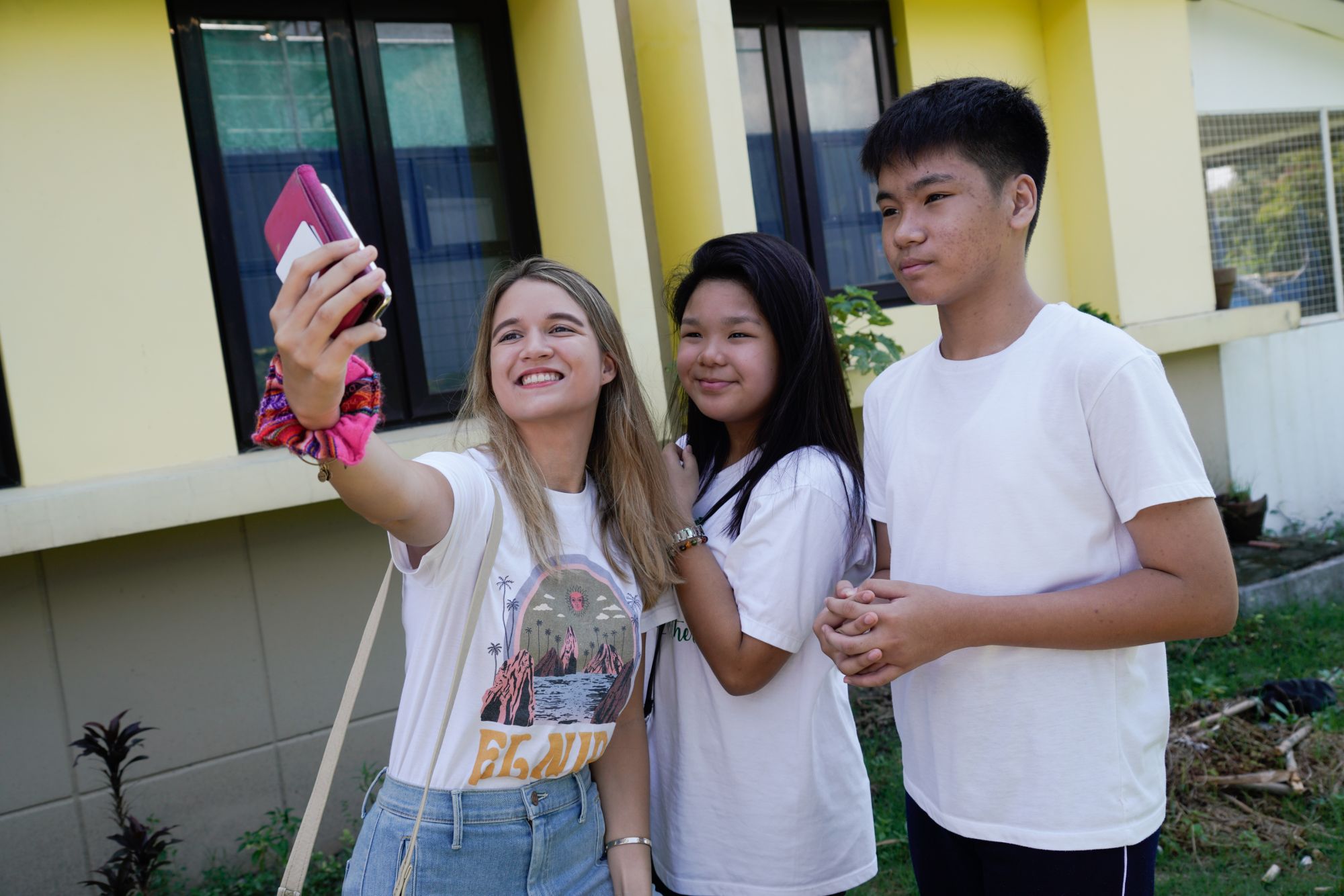 Natalia Peña and the students of Mano Amiga Academy
