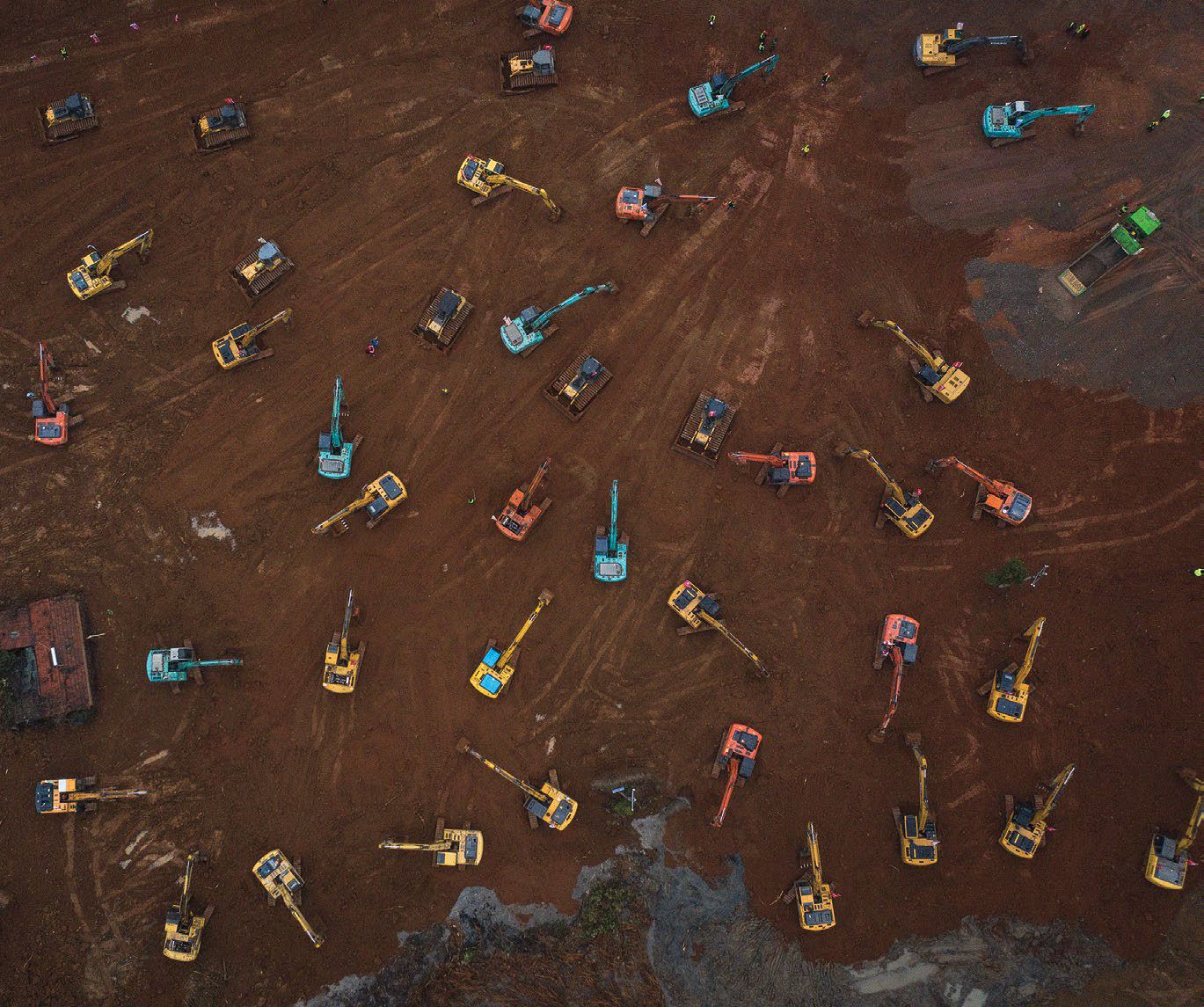 WUHAN, CHINA - JANUARY 24: (£¨ CHINA OUT£©) Construction workers drive excavators at the site of a new 1,000-bed field hospital being built to accommodate the increasing number of coronavirus patients on January 24, 2020 in Wuhan, Hubei Province, China. The hospital is set to be completed by February 3, 2020. (Photo by Getty Images)