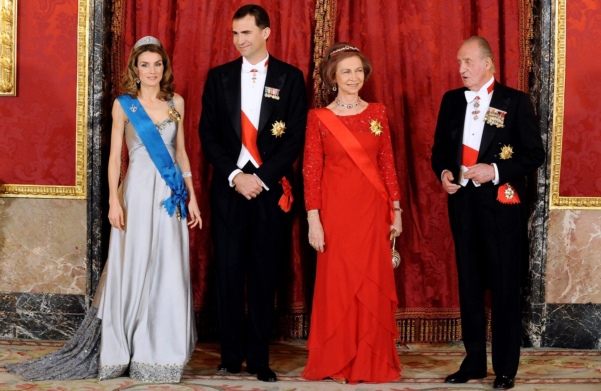 MADRID, SPAIN - APRIL 27: (L-R) Prince Felipe of Spain, Princess Letizia of Spain, Queen Sofia of Spain and King Juan Carlos I of Spain attend a Gala Dinner honouring French President Nicolas Sarkozy at the Royal Palace on April 27, 2009 in Madrid, Spain (Photo by Carlos Alvarez/Getty Images)