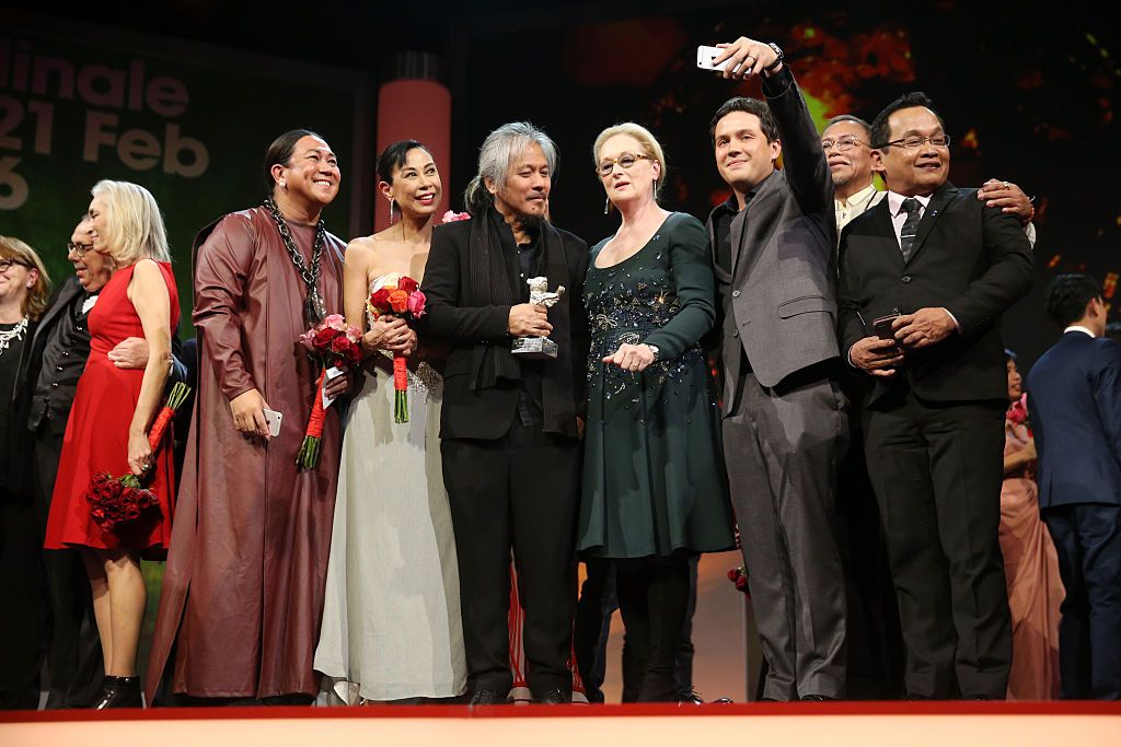 BERLIN, GERMANY - FEBRUARY 20: Director Lav Diaz (3rdL), winner of the Silver Bear Alfred Bauer trophy for his movie 'A Lullaby to the Sorrowful Mystery', poses with his cast and jury president Meryl Streep on stage during the closing ceremony of the 66th Berlinale International Film Festival on February 20, 2016 in Berlin, Germany. (Photo by Sean Gallup/Getty Images)