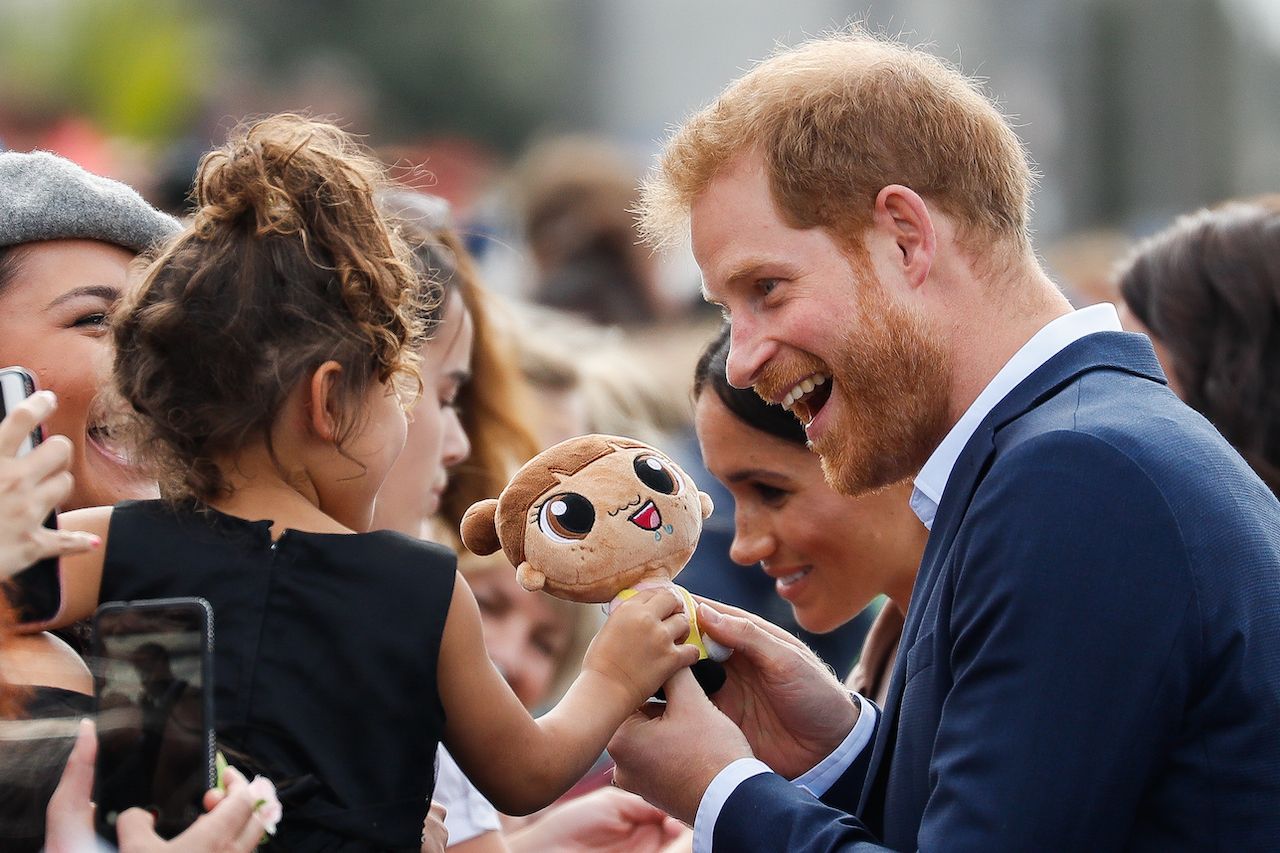 AUCKLAND, NEW ZEALAND - OCTOBER 30: Prince Harry, Duke of Sussex holding toy from young child in the crowd during 'Walkabout' on October 30, 2018 in Auckland, New Zealand. The Duke and Duchess of Sussex are on their official 16-day Autumn tour visiting cities in Australia, Fiji, Tonga and New Zealand. (Photo by Chris Jackson/Getty Images)
