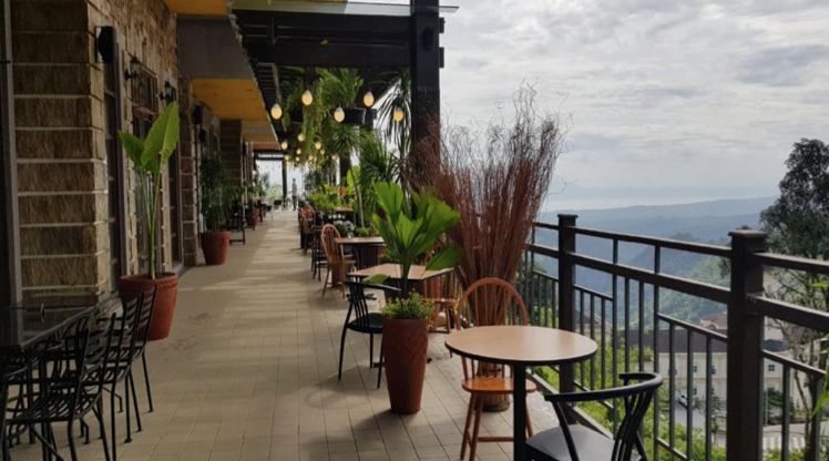 Alfresco dining areas in Twin Lakes offer a spectacular view of the majestic Taal Lake.