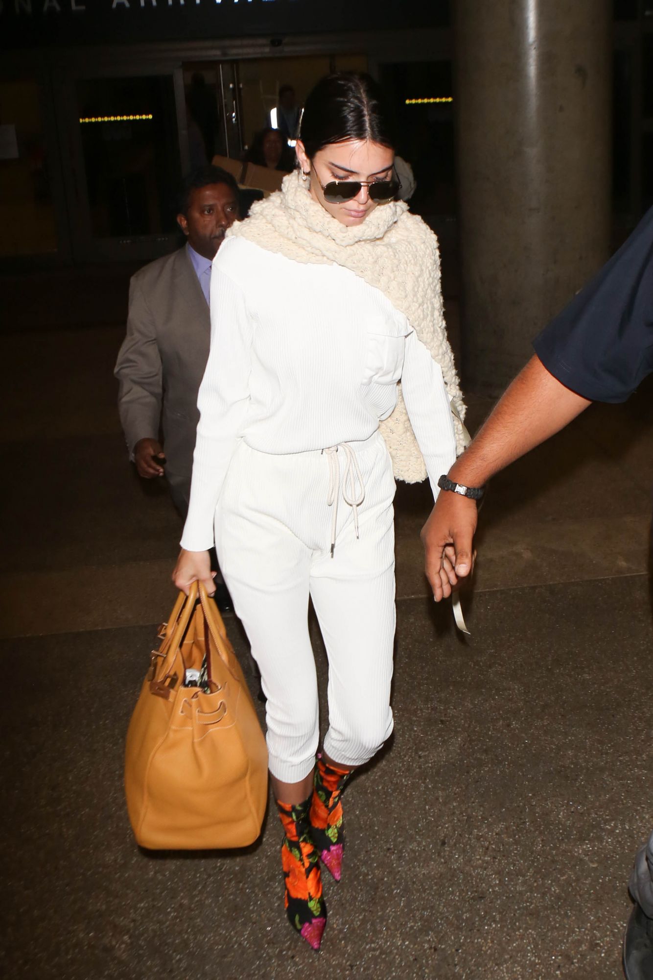 LOS ANGELES, CA - MAY 26: Kendall Jenner is seen at LAX on May 26, 2017 in Los Angeles, California.  (Photo by starzfly/Bauer-Griffin/GC Images)