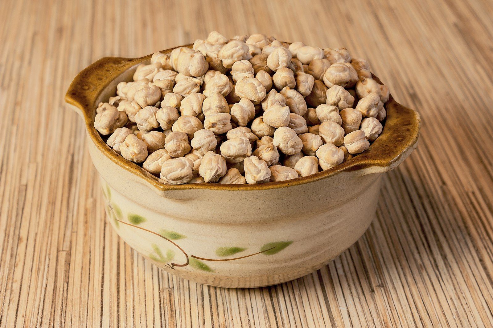Ordinary chickpeas in a ceramic bowl. | Photo from Wikimedia Commons; AlixSaz