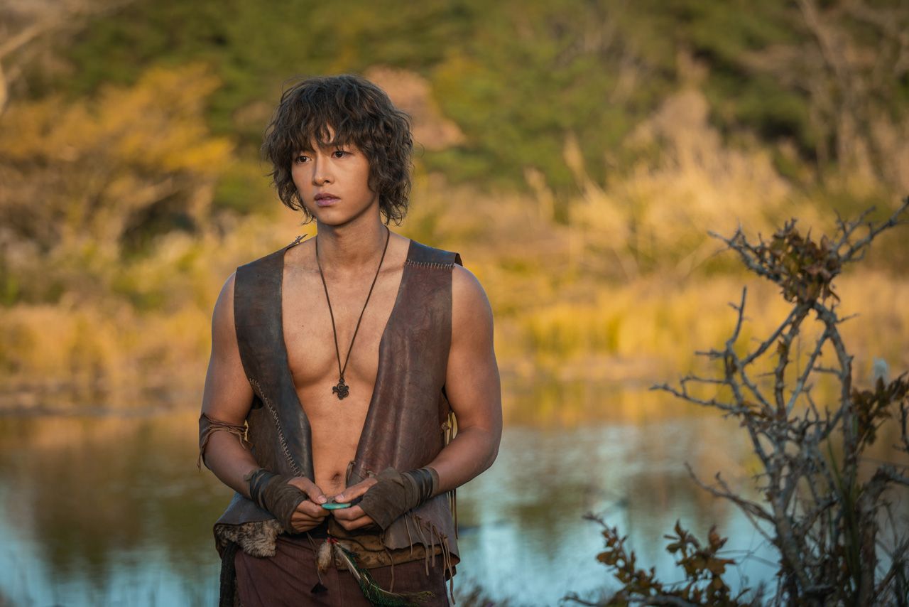 Song Joong-ki as tribe leader, Eun-seom, from the mystical land of Arth. Who knew our favourite consigliere can also rock this disheveled look? | Photo: Arthdal Chronicles on tvN